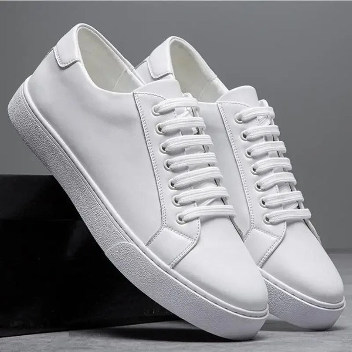 Minimalistischer Low-Top Sneaker mit Kontrastsohle