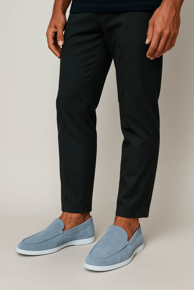 Schwarzer Veloursleder-Loafer mit heller Sohle