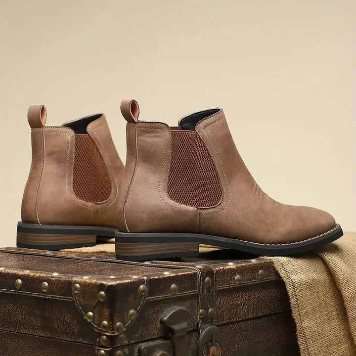 Eleganter Wildleder-Stiefel im Western-Stil