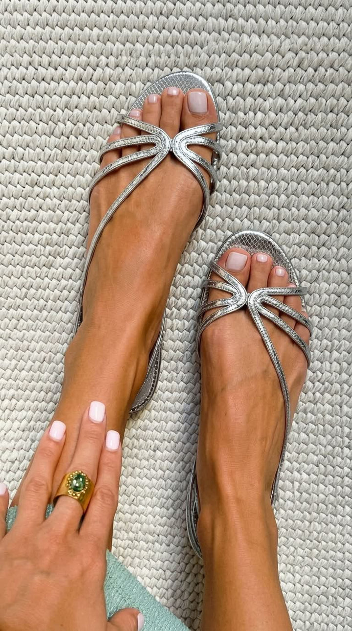 Goldene Riemchensandalen in feiner Reptilien-Optik