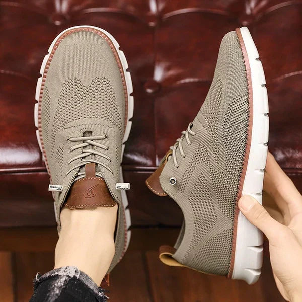 Schwarze Knit-Sneaker mit flexibler weißer Sohle