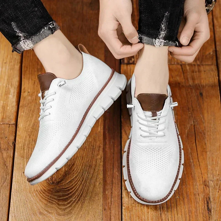 Schwarze Knit-Sneaker mit flexibler weißer Sohle