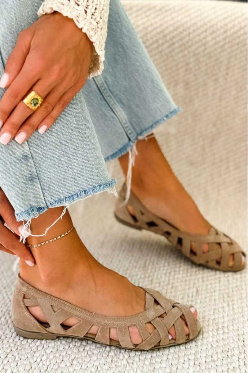Geflochtene Peep-Toe Sandalen in Taupe