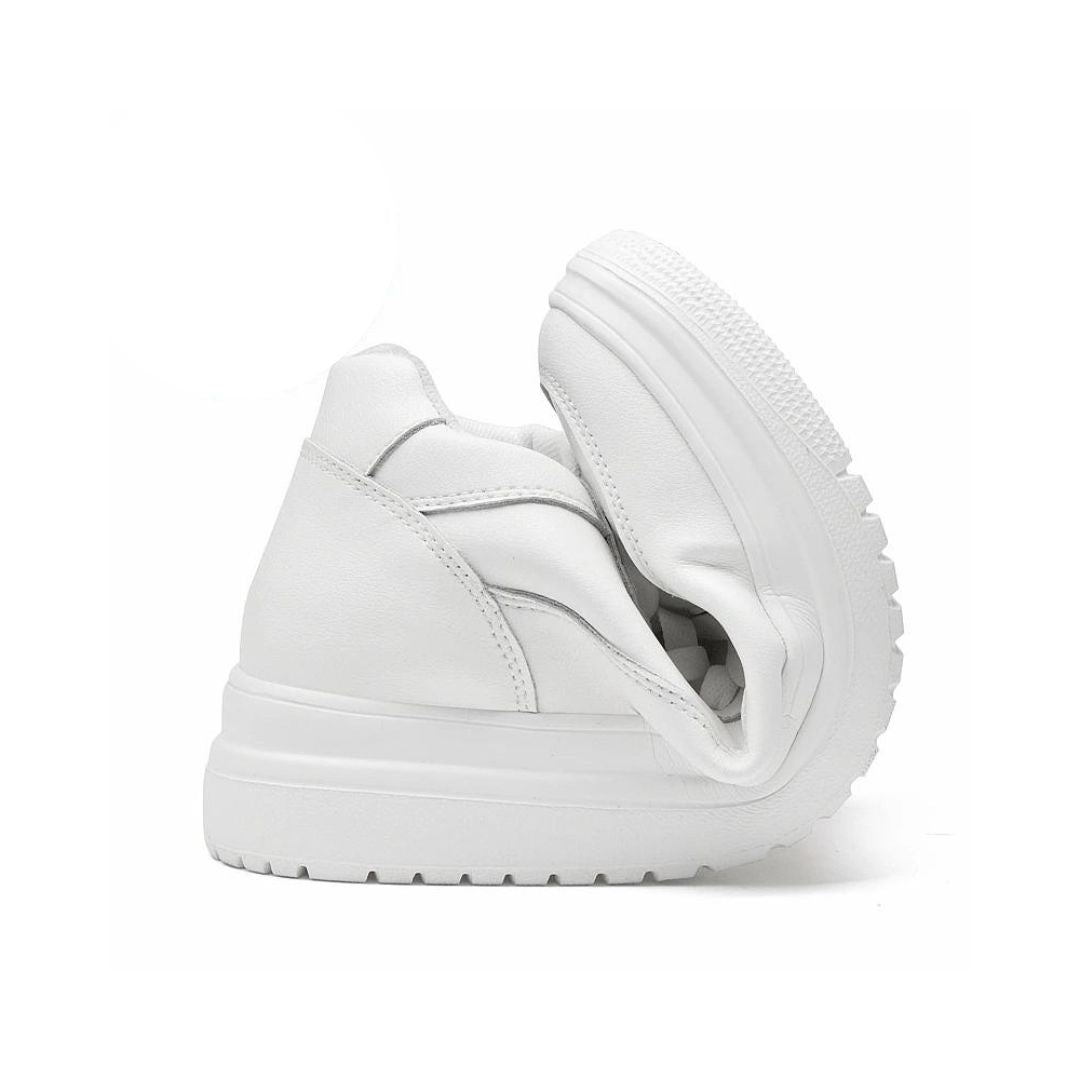 Klassischer All-White Sneaker mit dezentem Plateau