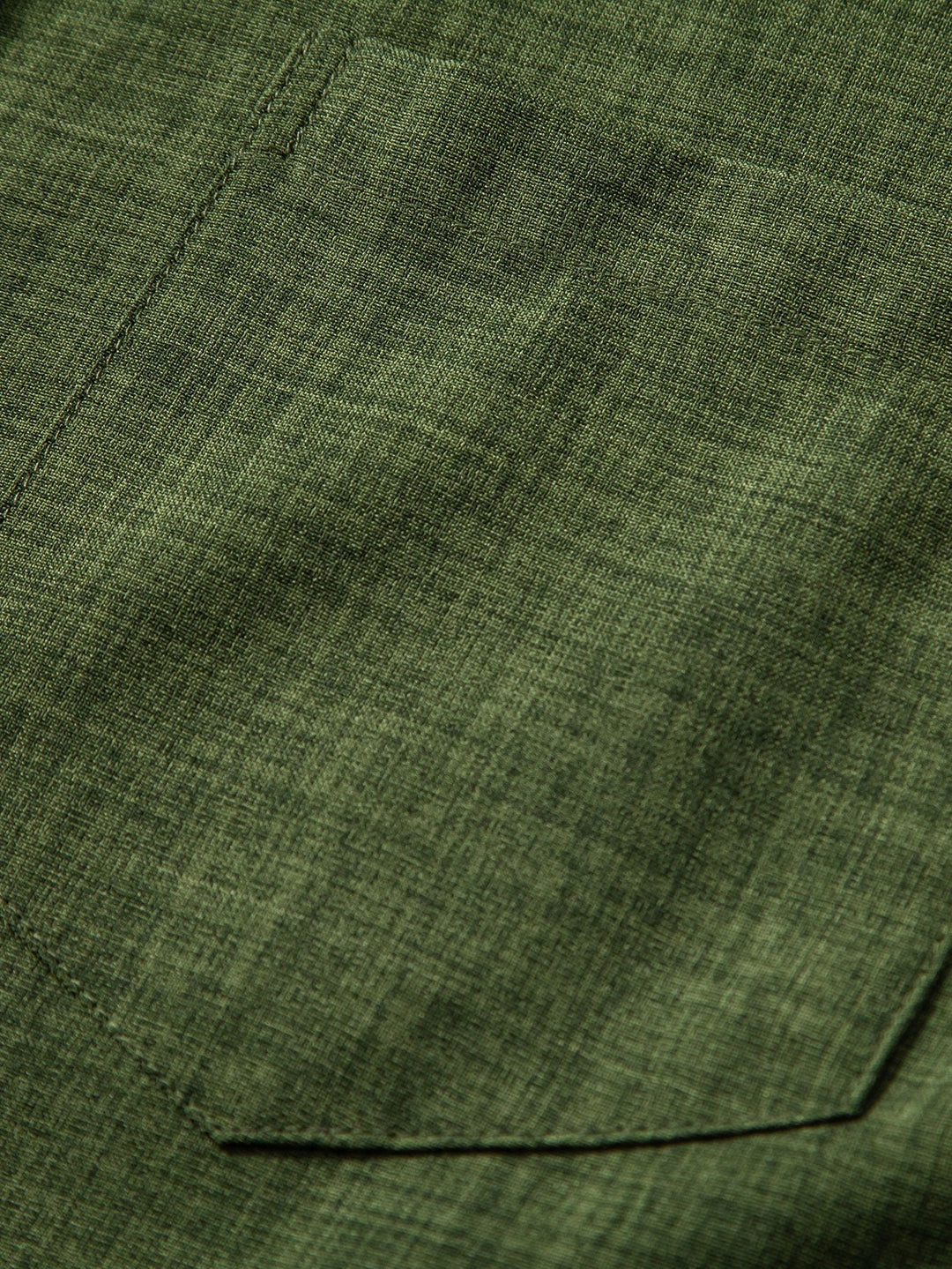 Zweiteiliges Sommer-Set: Stehkragenhemd & Helle Hose