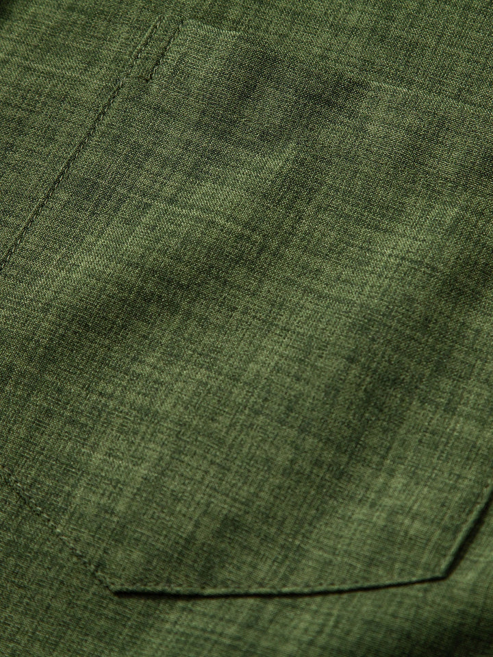 Zweiteiliges Sommer-Set: Stehkragenhemd & Helle Hose