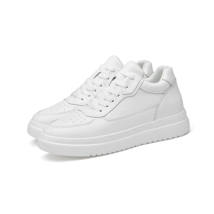 Klassischer All-White Sneaker mit dezentem Plateau