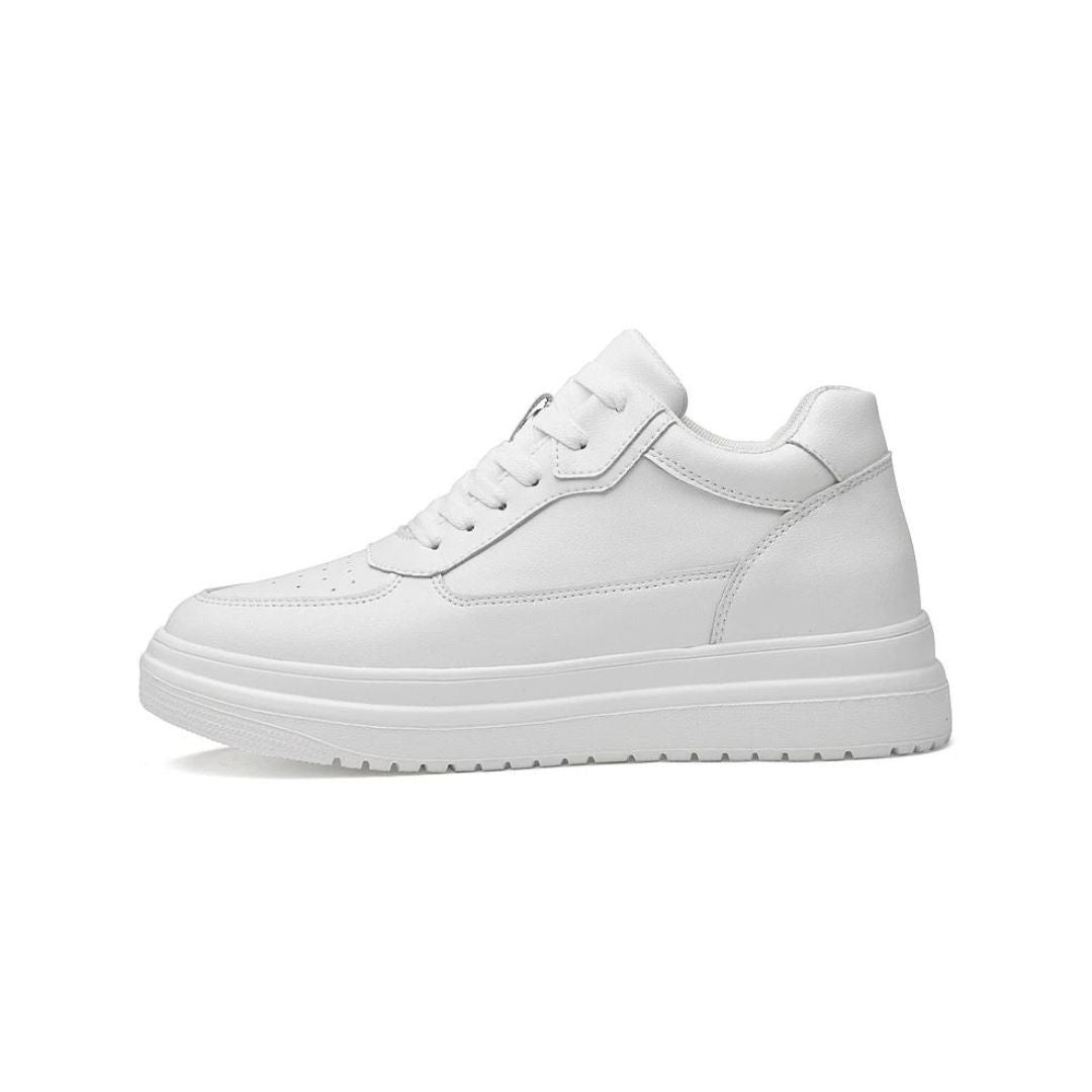 Klassischer All-White Sneaker mit dezentem Plateau