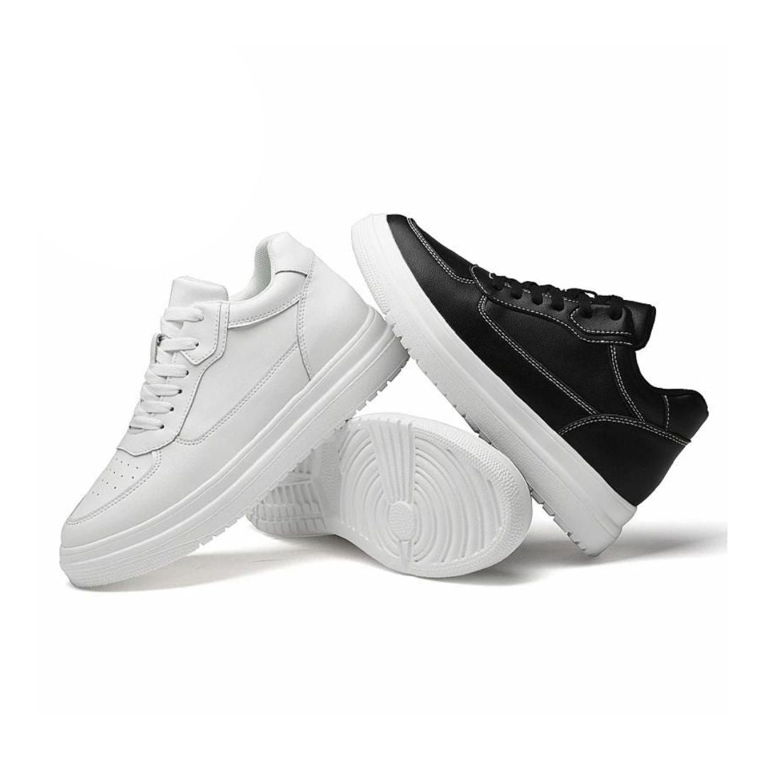 Klassischer All-White Sneaker mit dezentem Plateau
