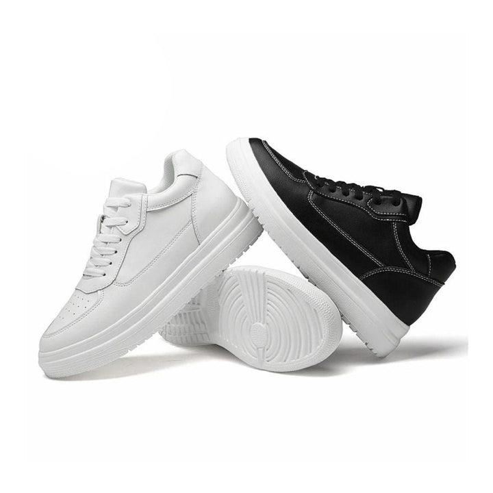 Klassischer All-White Sneaker mit dezentem Plateau