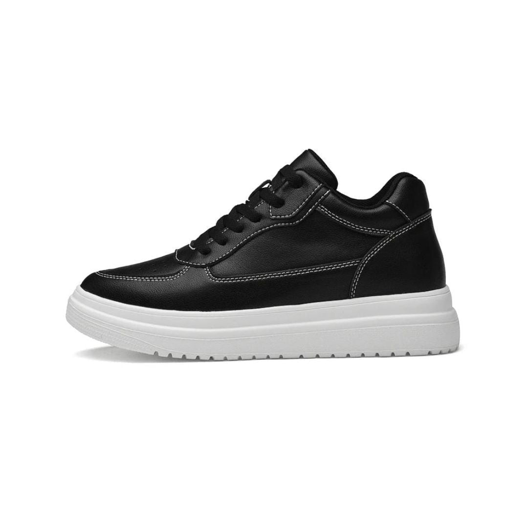 Klassischer All-White Sneaker mit dezentem Plateau