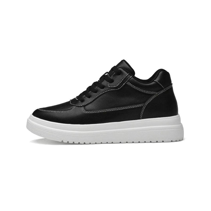 Klassischer All-White Sneaker mit dezentem Plateau