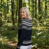 Sieglind – Marine-Strickjacke mit Passe