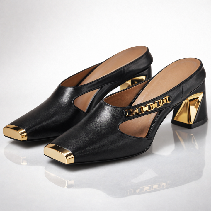 Leder-Mules mit geometrischem Goldabsatz und Kettendetail