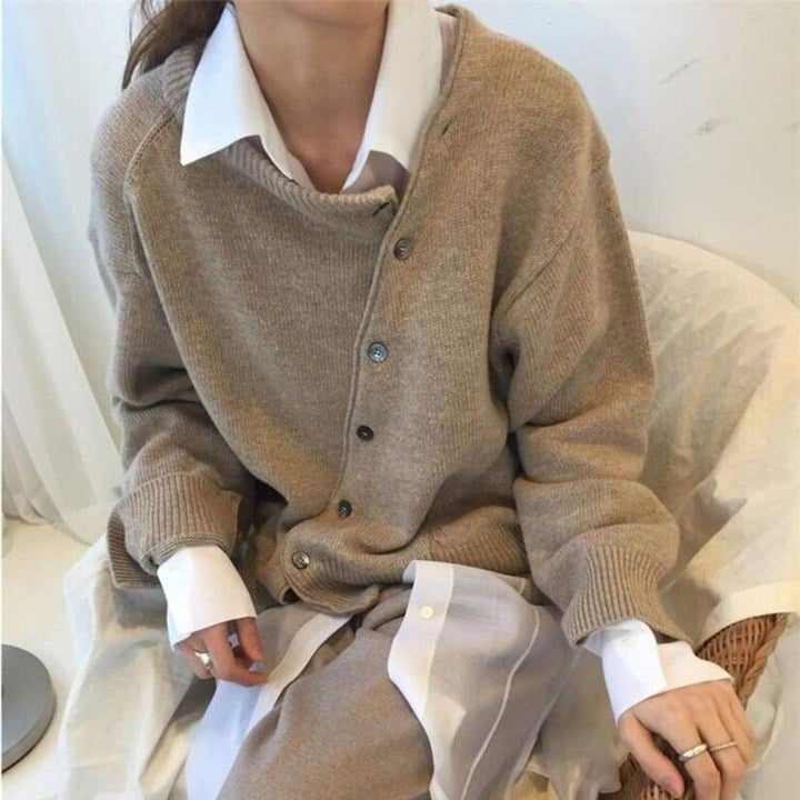 Asymmetrischer Strickpullover mit Knöpfen