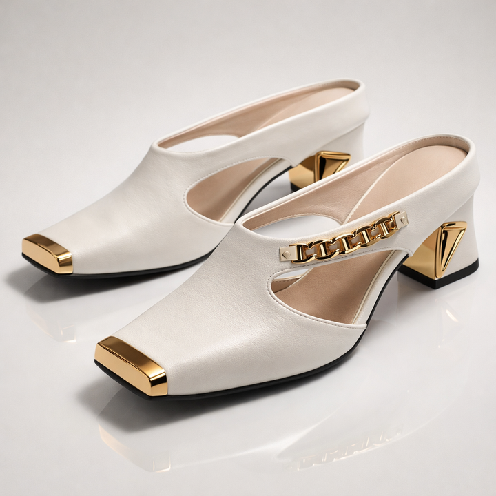 Leder-Mules mit geometrischem Goldabsatz und Kettendetail