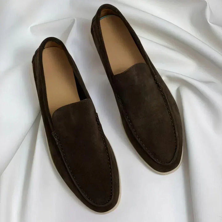 Schwarzer Veloursleder-Loafer mit heller Sohle