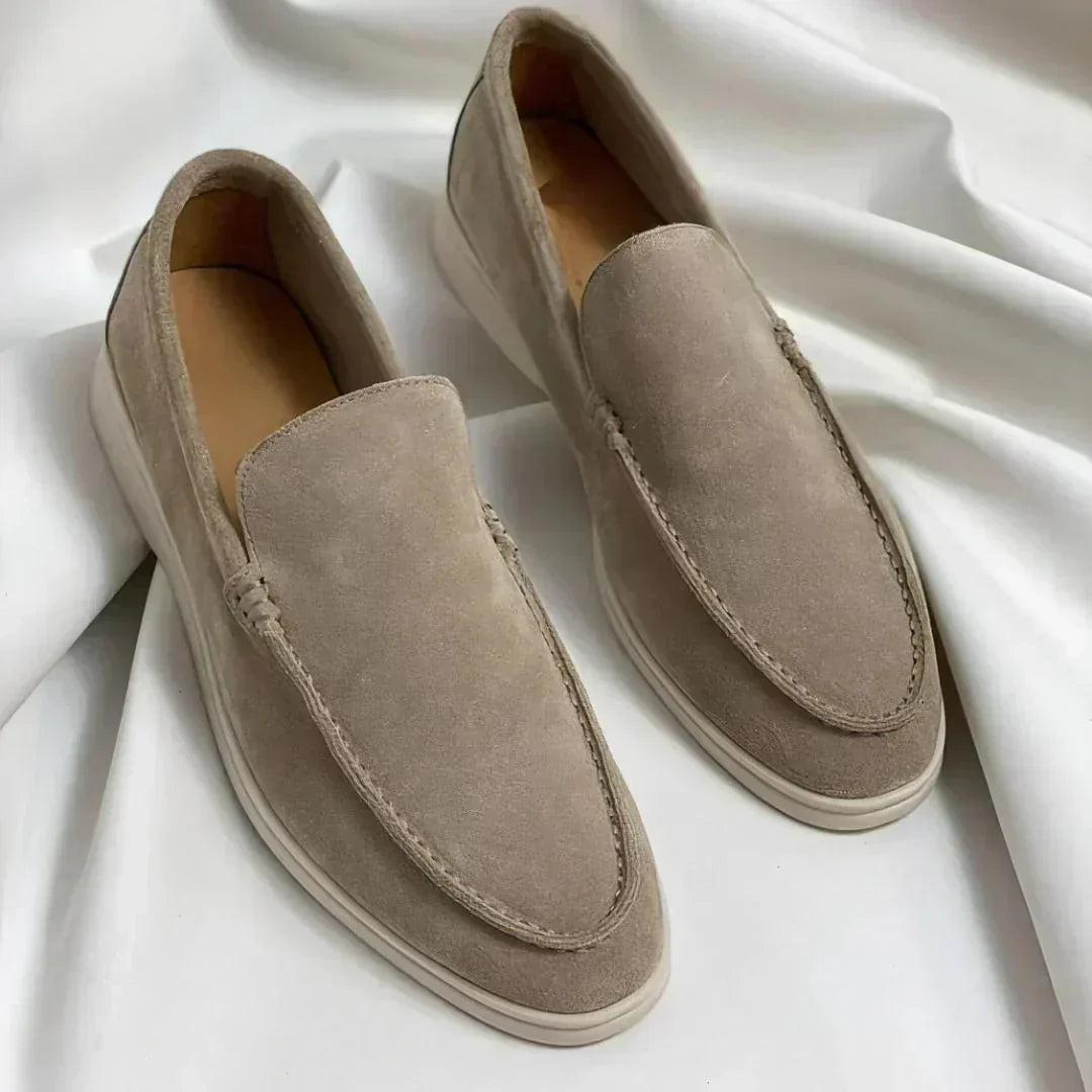 Schwarzer Veloursleder-Loafer mit heller Sohle