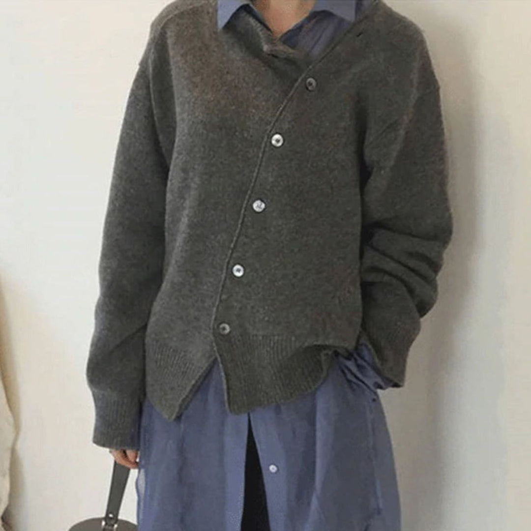 Asymmetrischer Strickpullover mit Knöpfen