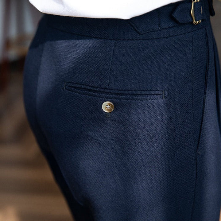 Sartoriale High-Waist Bundfaltenhose in Marineblau