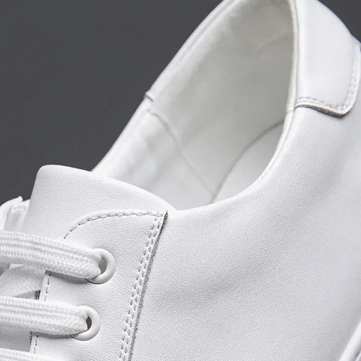 Minimalistischer Low-Top Sneaker mit Kontrastsohle