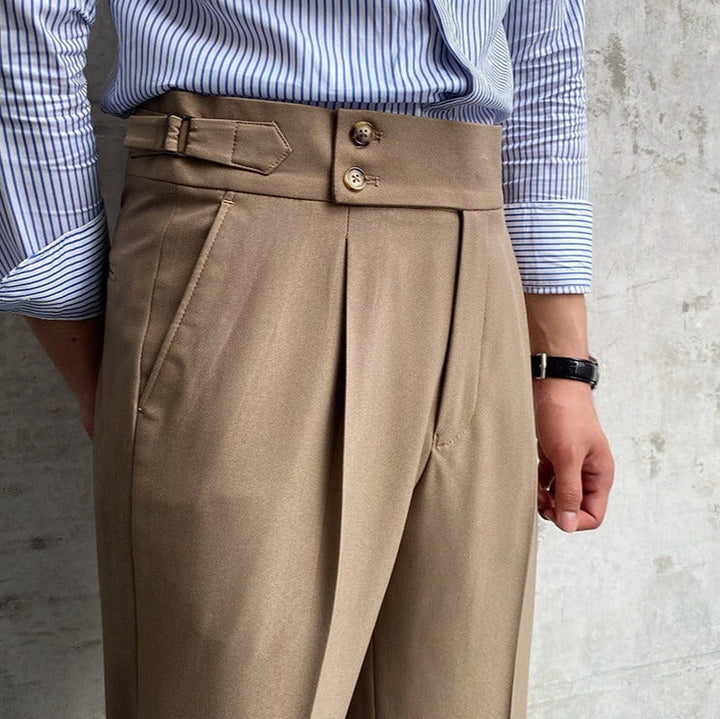 Sartoriale High-Waist Bundfaltenhose in Schwarz