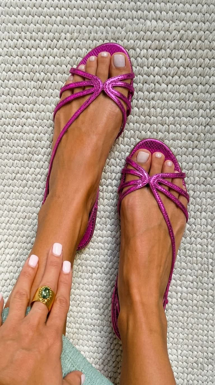 Goldene Riemchensandalen in feiner Reptilien-Optik