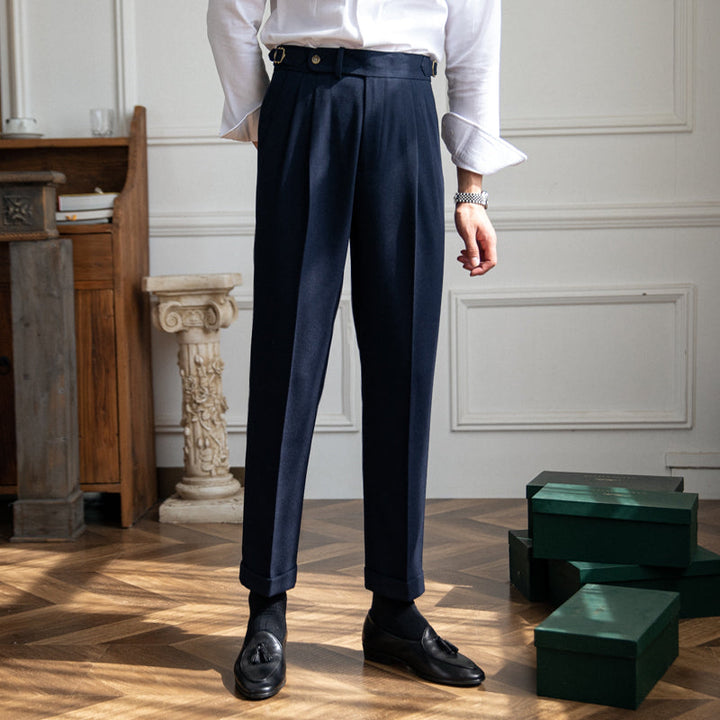 Sartoriale High-Waist Bundfaltenhose in Marineblau