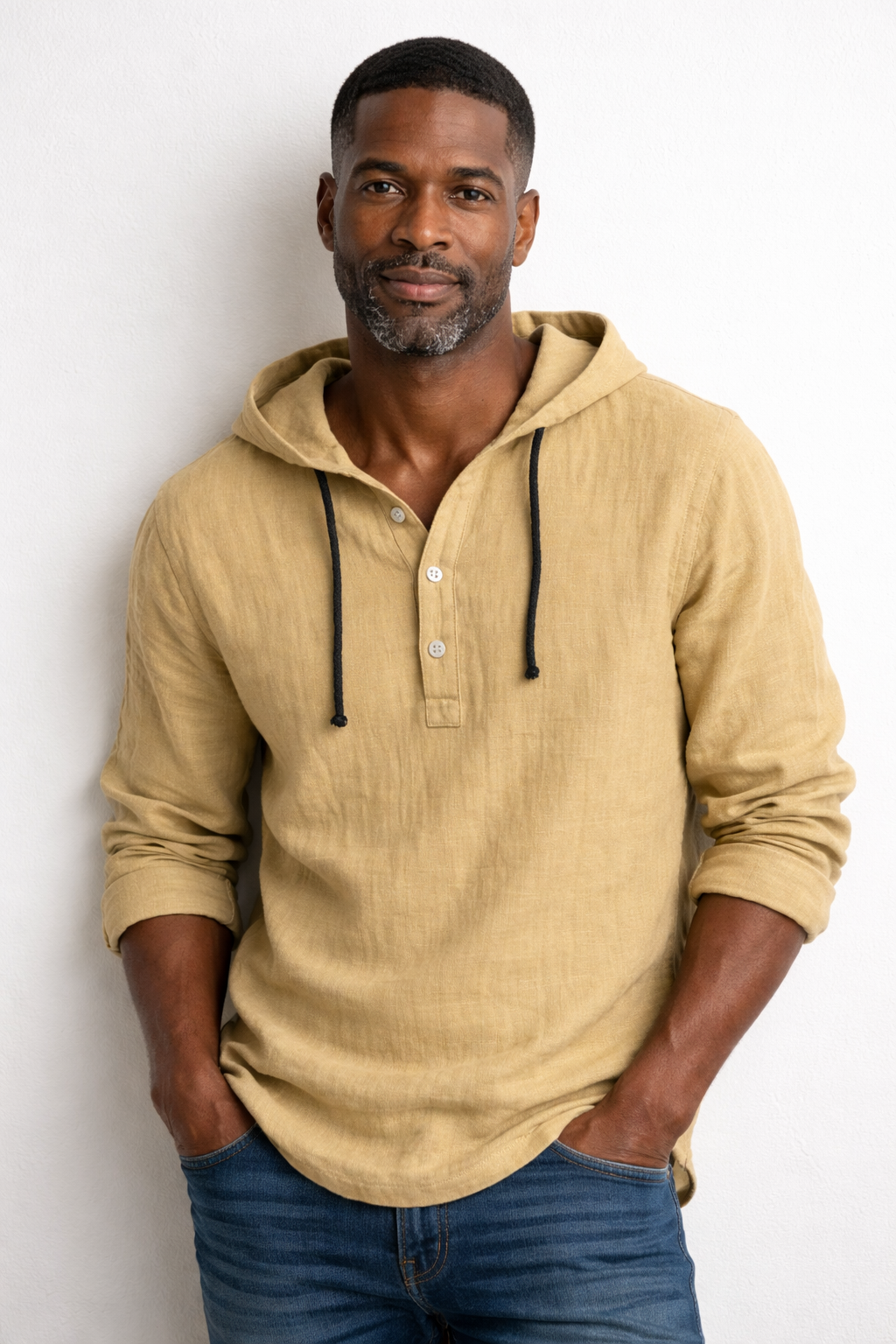 Schwarzes Kapuzenhemd mit Henley-Knopfleiste