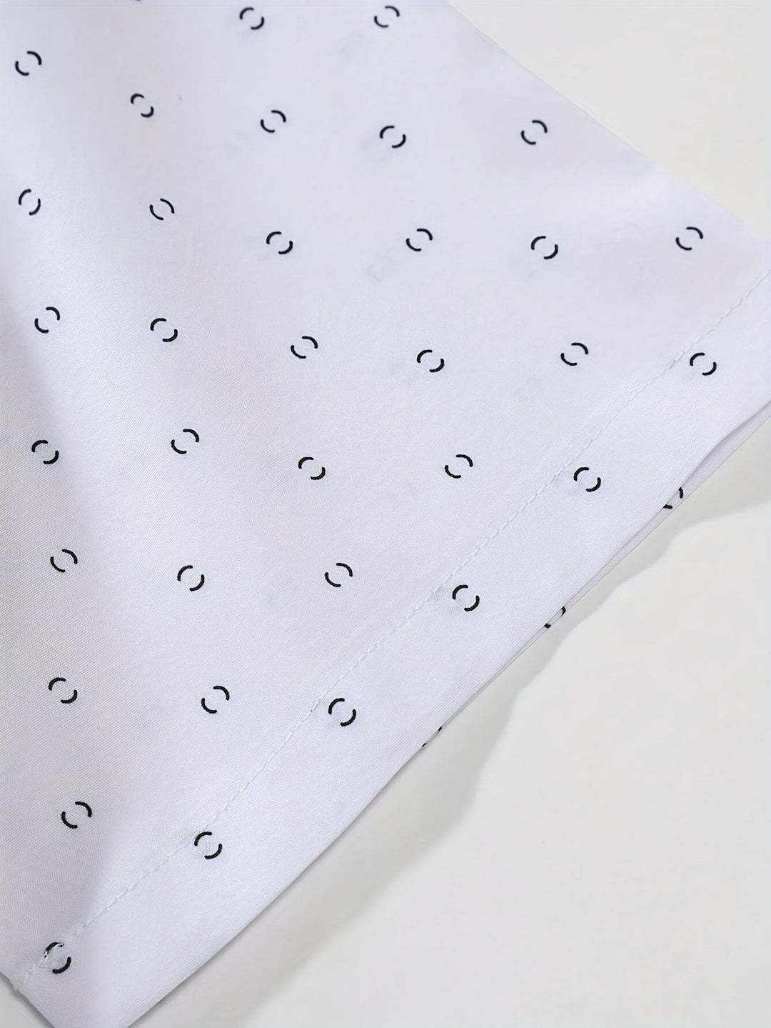 Weißes Kurzarm-Hemd mit geometrischem Muster