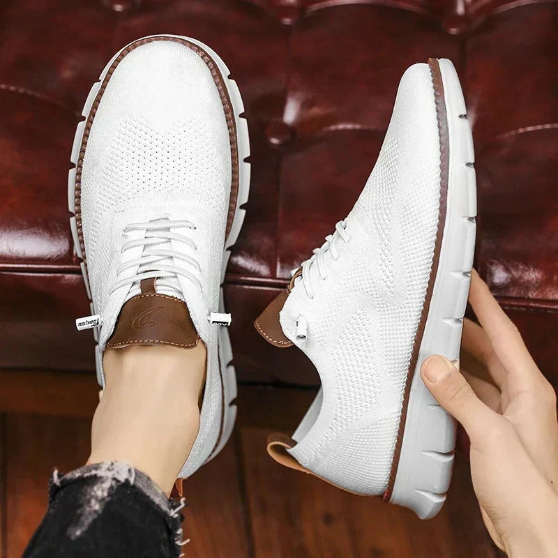 Schwarze Knit-Sneaker mit flexibler weißer Sohle