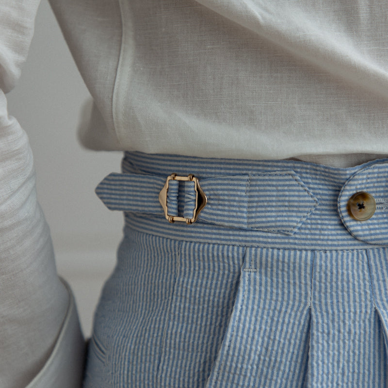 Sartoriale Sommerhose mit Bundfalten in Hellblau