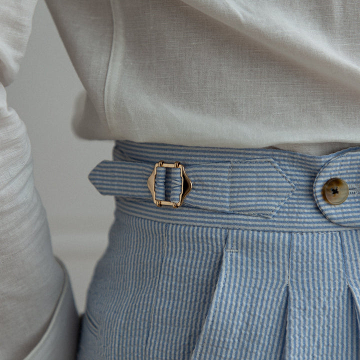 Sartoriale Sommerhose mit Bundfalten in Hellblau