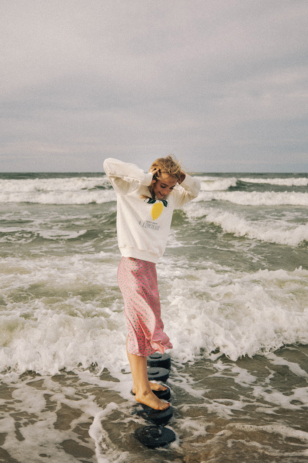 Fließender Midi-Rock in Pink mit grünen Punkten