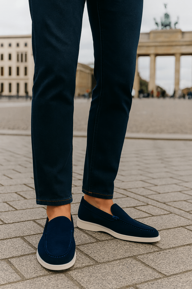 Schwarzer Veloursleder-Loafer mit heller Sohle