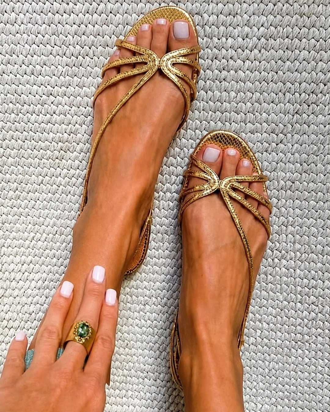 Goldene Riemchensandalen in feiner Reptilien-Optik