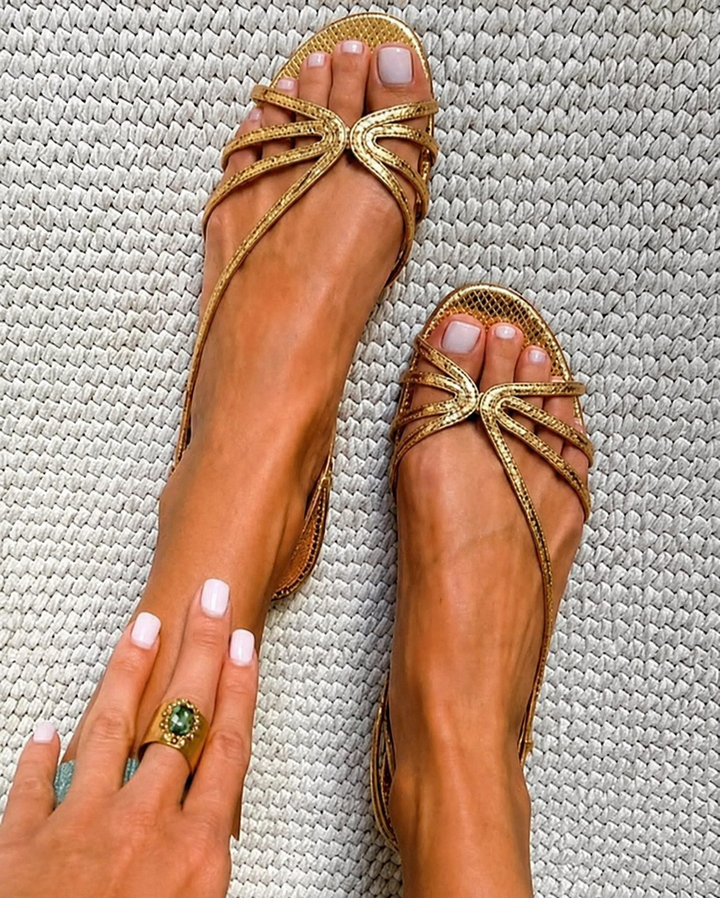 Goldene Riemchensandalen in feiner Reptilien-Optik