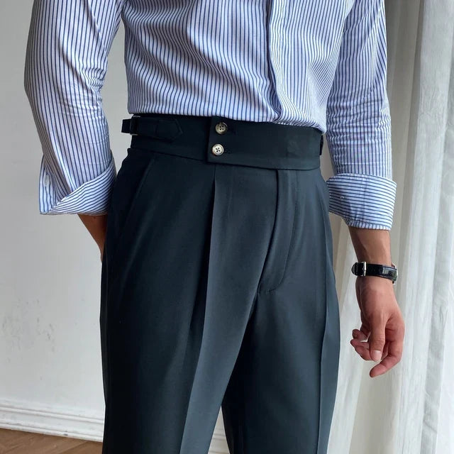Sartoriale High-Waist Bundfaltenhose in Schwarz