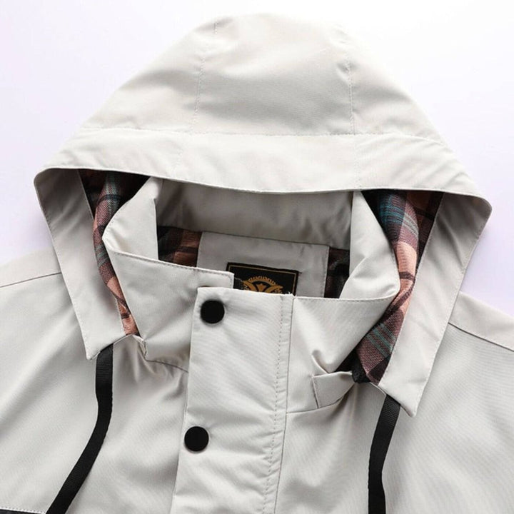 Weiße Kapuzenjacke mit schwarzen Kontrasten und Print