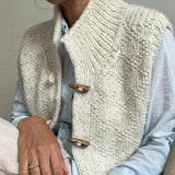 Almut – Strickweste mit Holzknebeln