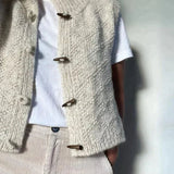 Almut – Strickweste mit Holzknebeln