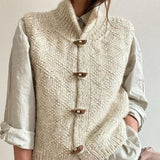 Almut – Strickweste mit Holzknebeln