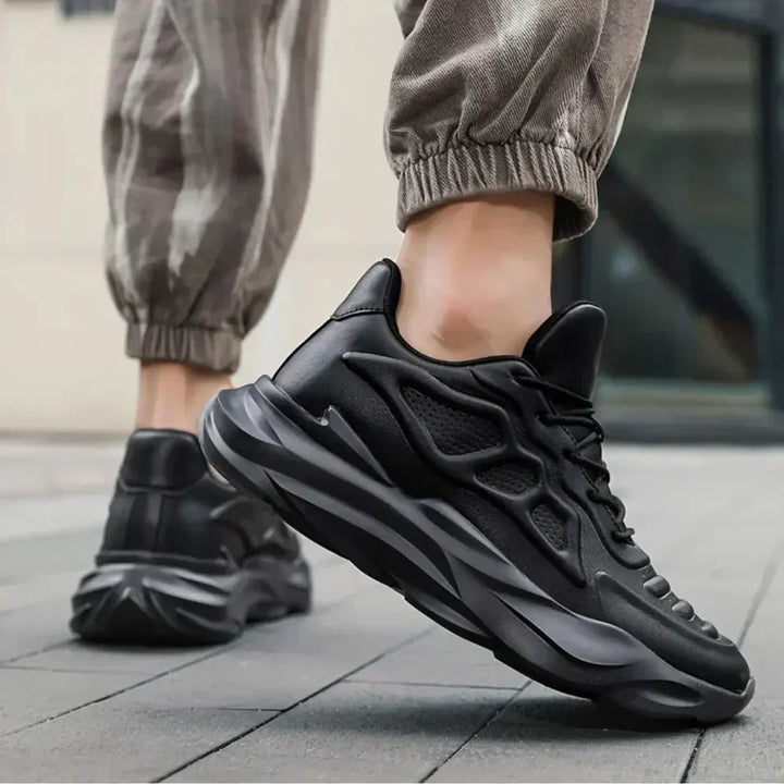 Futuristischer All-Black Sneaker mit fließenden Konturen