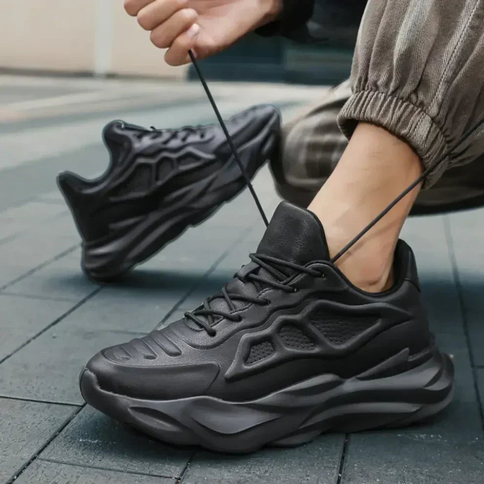 Futuristischer All-Black Sneaker mit fließenden Konturen