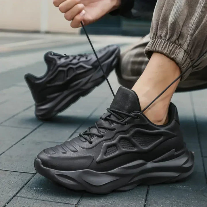 Futuristischer All-Black Sneaker mit fließenden Konturen