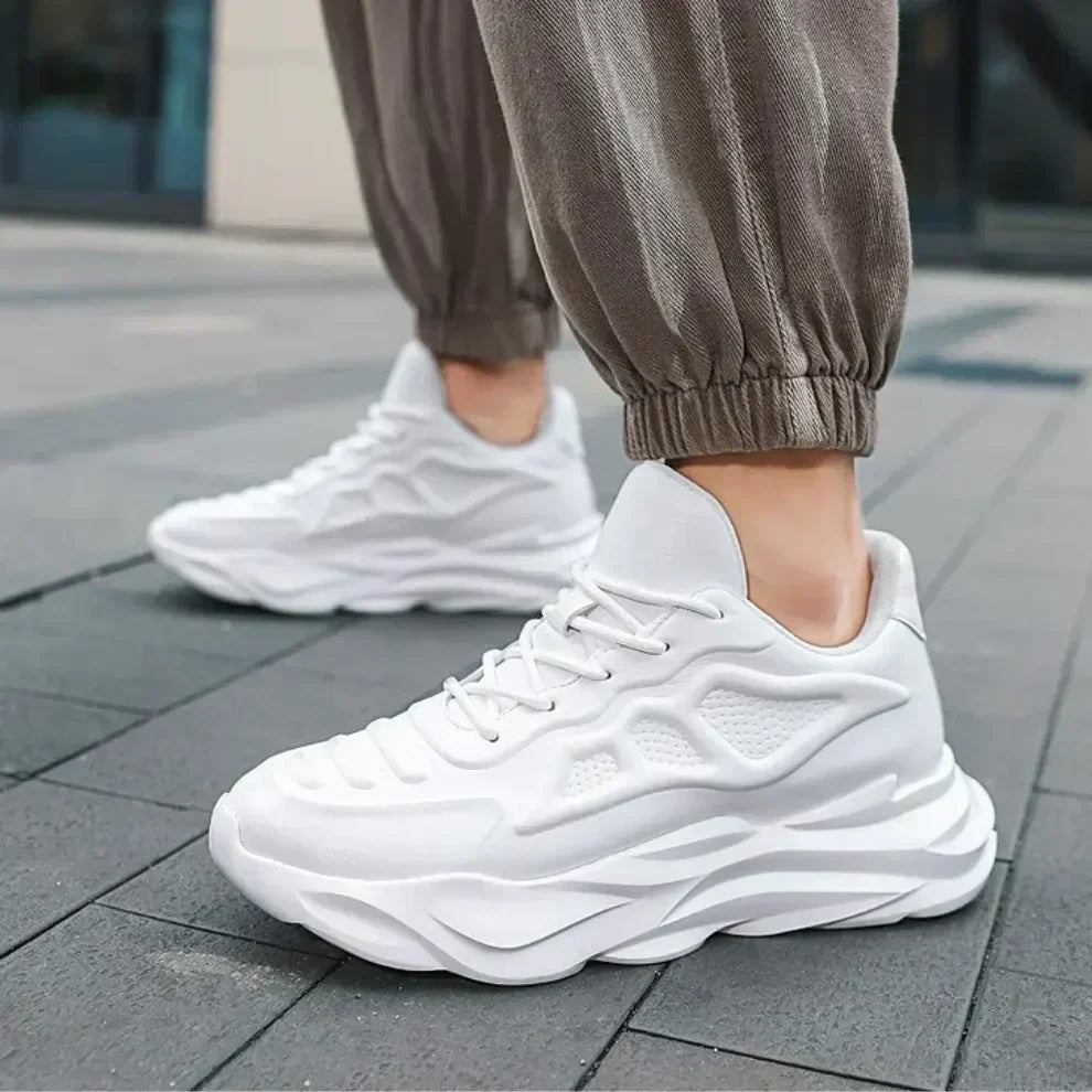 Futuristischer All-Black Sneaker mit fließenden Konturen