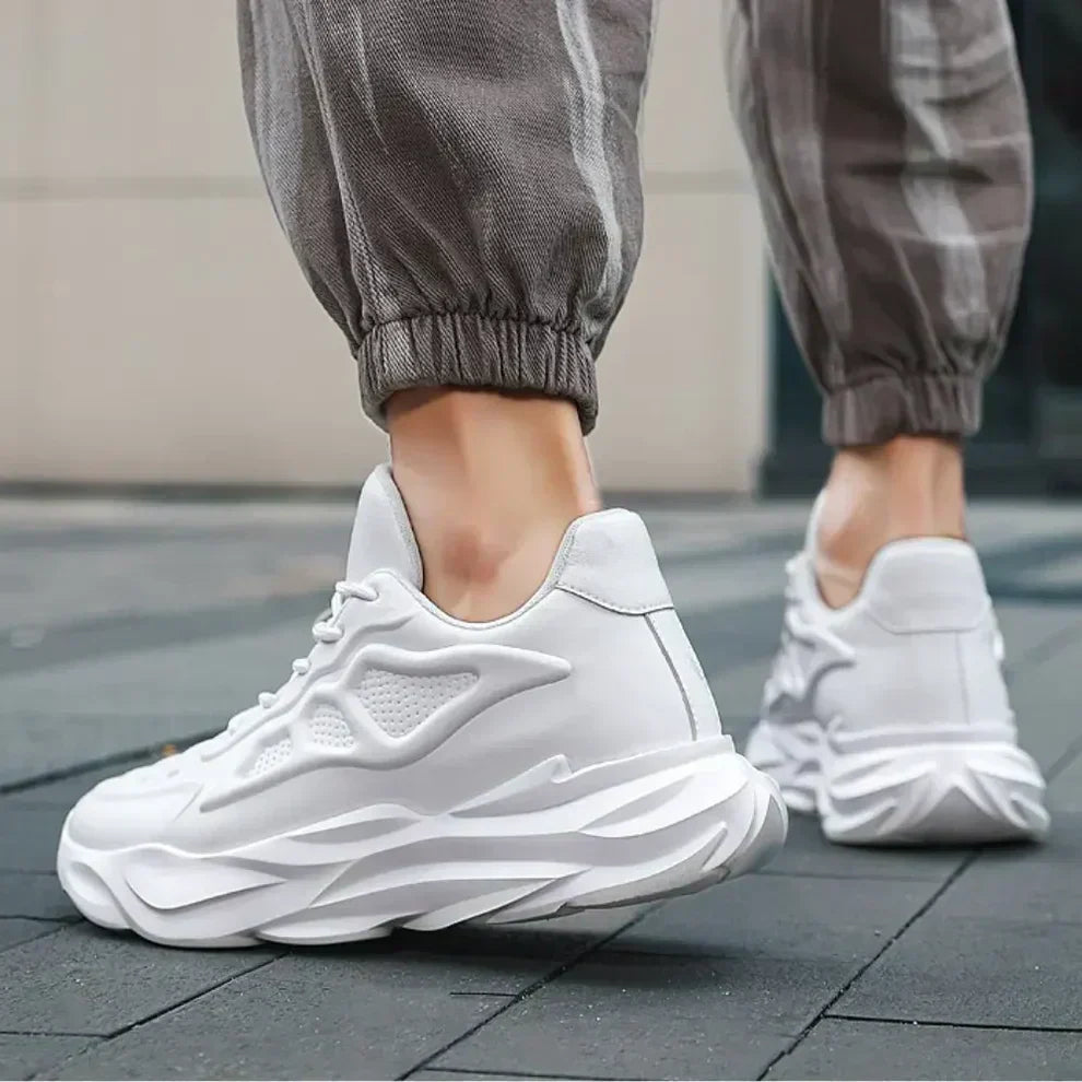 Futuristischer All-Black Sneaker mit fließenden Konturen