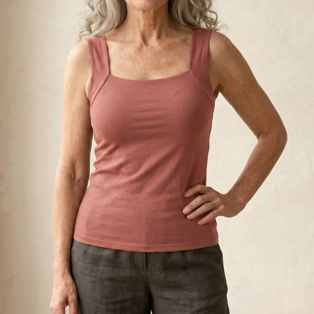 Braunes Damen-Tanktop mit breiten Trägern und Karree-Ausschnitt