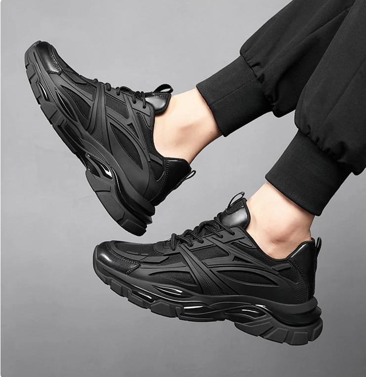 Dynamischer Chunky Sneaker in Triple Black