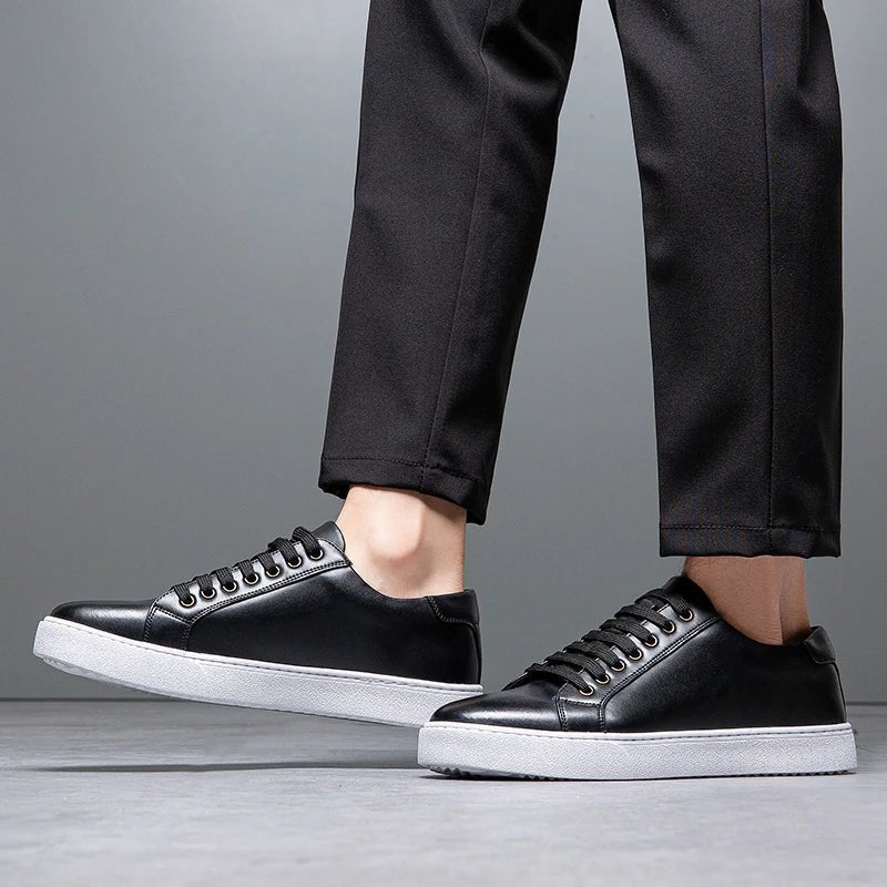 Minimalistischer Low-Top Sneaker mit Kontrastsohle